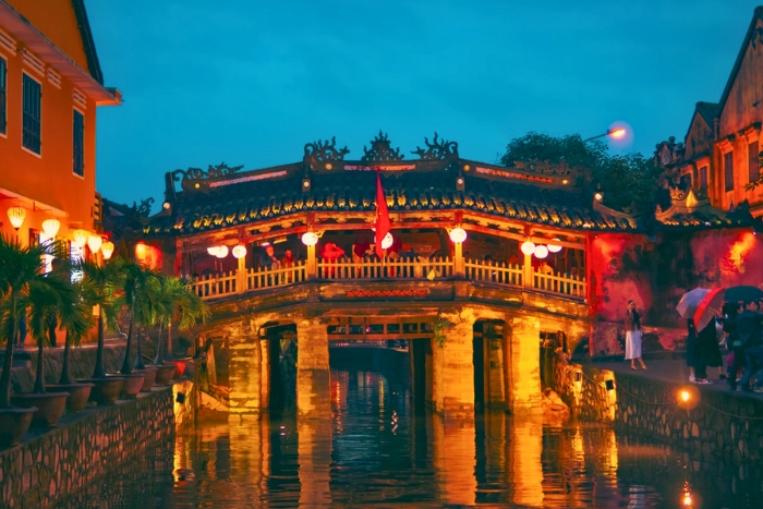 Soirée lumineuse dans la vieille ville de Hoi An
