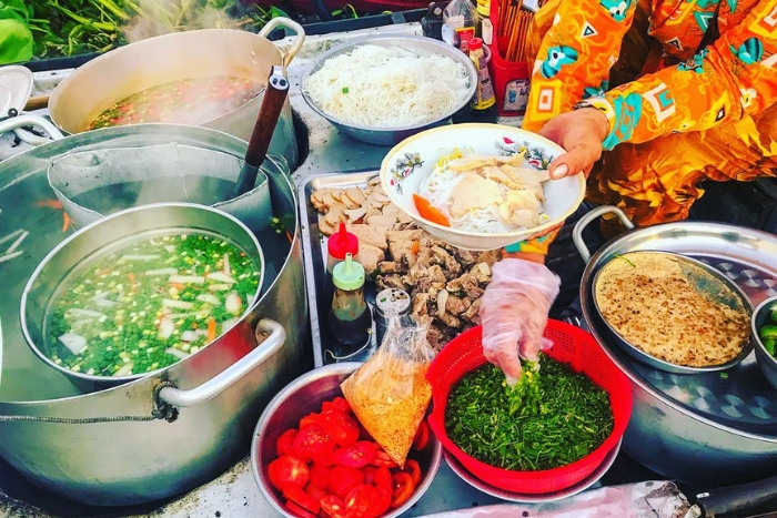 Déguster un hủ tiếu au marché de Cai Rang