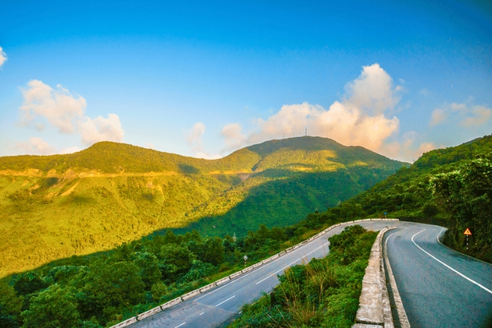 Le col de Hai Van, mer et virages