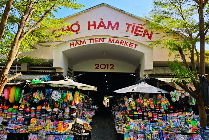 Saveurs locales et ambiance du marché de Ham Tien