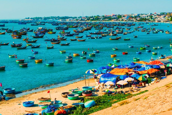 Matin coloré au village de pêcheurs de Mui Ne