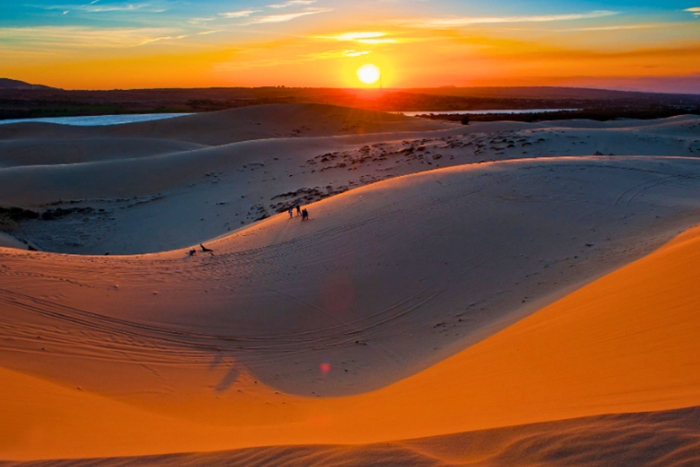 Coucher de soleil flamboyant sur les dunes rouges