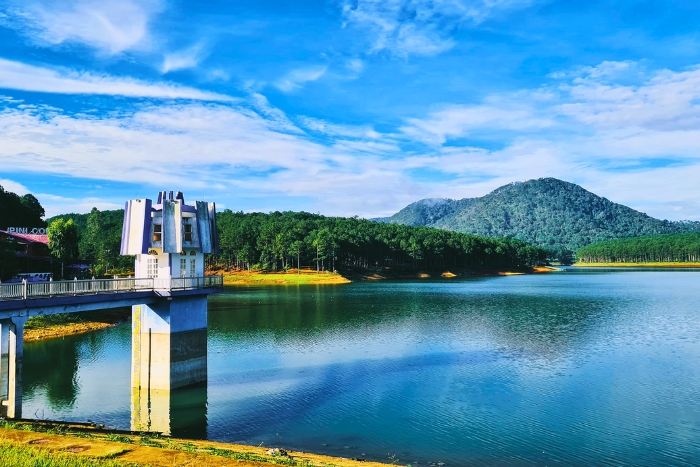 Calme et magie au bord du lac Tuyen Lam