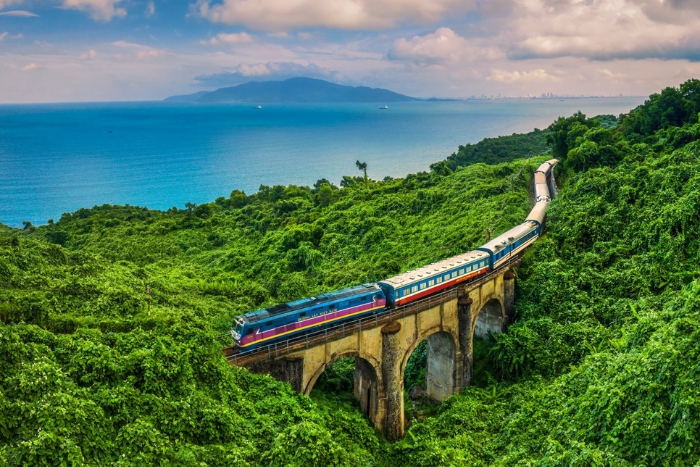 La rue de train Da Nang - Hue, route ferroviaire la plus pittoresque au Vietnam