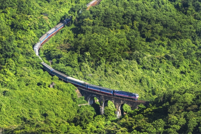Le train travers la majestueuse chaîne montagnes Bach Ma