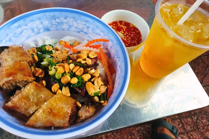 Bol de Bún Thịt Nướng avec nems croustillants locaux