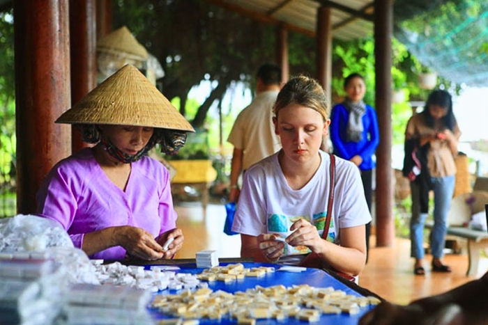 Fabrication traditionnelle de bonbons dans un atelier &agrave; Ben Tre