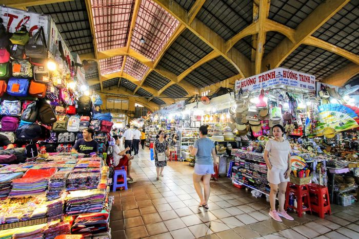 Marché animé de Ben Thanh à Hô Chi Minh-Ville