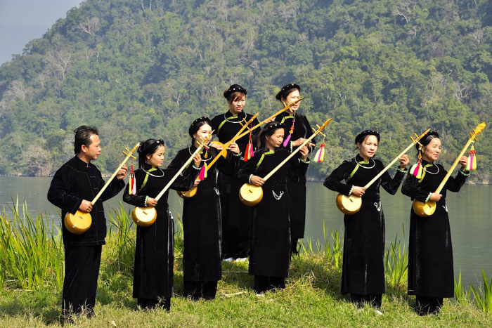 Spectacle folklorique de l'ethnie Tay