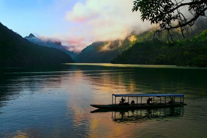 Coucher de soleil sur le parc national de Ba Be