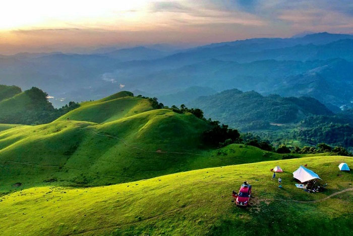 Vue splendide sur la région montagneuse de Bac Kan