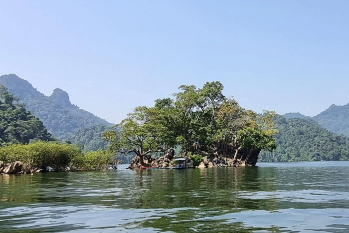 Le lac tranquille de Ba Be