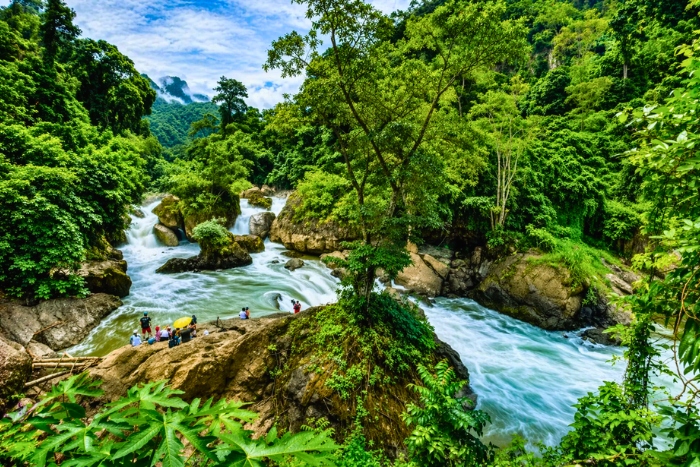 Au c&oelig;ur de la cascade de Dau Dang: Vivre une exp&eacute;rience vibrante et authentique