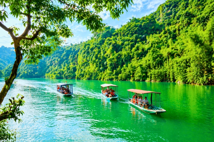 Glisser sur le lac Ba Be: Immersion entre nature et s&eacute;r&eacute;nit&eacute;