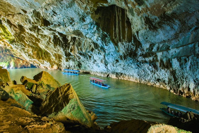 Plonger dans la grotte de Puong et admirer ses formations spectaculaires