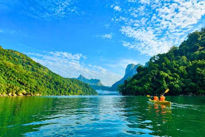 Aventure en kayak au lac Ba Be pour visiter le lac Ba Be autrement