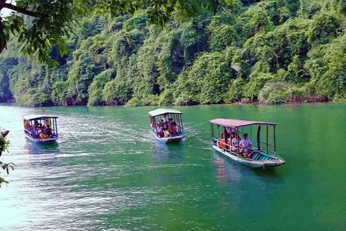 Excursions en bateau au lac de Ba Be  