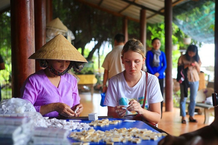 Exploration d’un atelier de fabrication de bonbons à la noix de coco