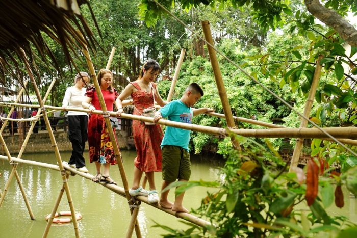 Expérience de passage sur le pont en bambou à l’îlot de Phụng