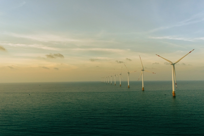 Un lever de soleil pittoresque sur la plage éolienne de Ba Động