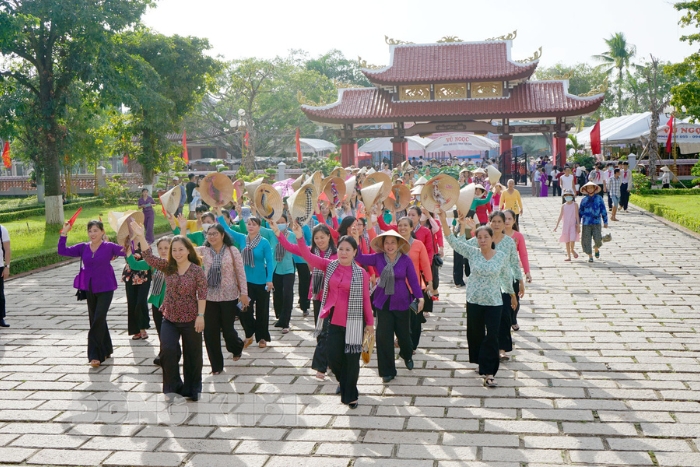 Ambiance solennelle et festive de la fête de Đồng Khởi à Ben Tre