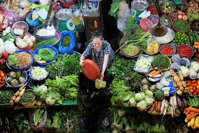 Ambiance animée au marché de Ben Tre – Saveurs et couleurs du Mékong