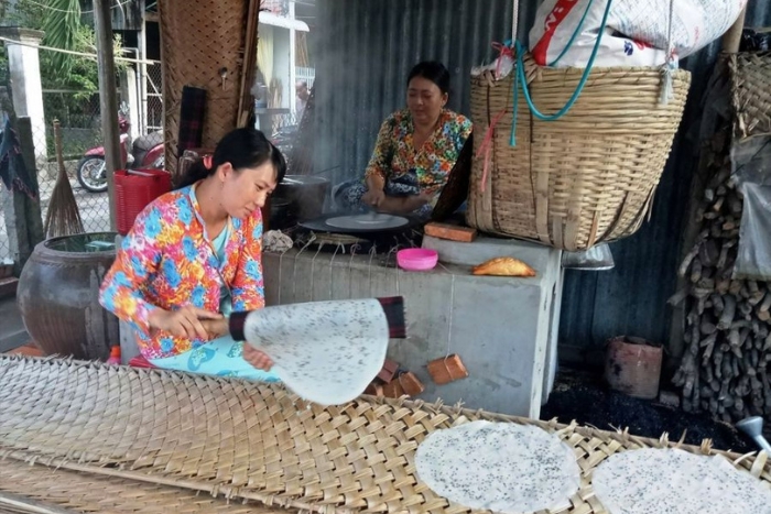 Découverte du village artisanal de galettes de riz My Long à Ben Tre