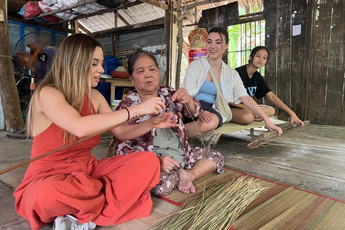 Expérience immersive: tisser une natte colorée aux côtés des artisanes de Nhon Thanh