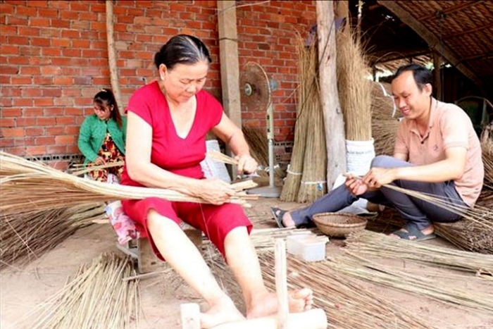 Plongez dans l’expérience: créez votre propre balai traditionnel au village de My An