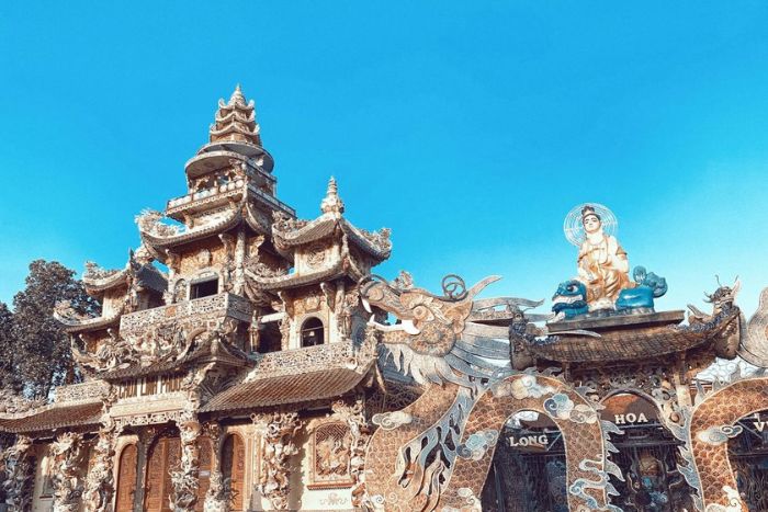 La pagode Linh Phuoc est célèbre à Da Lat