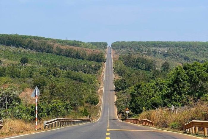 Les routes sinueuses des hauts plateaux du centre sud Vietnam