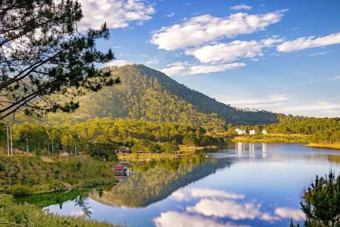 Lac Tuyen Lam - Un endroit tranquille entouré de forêts de pins 