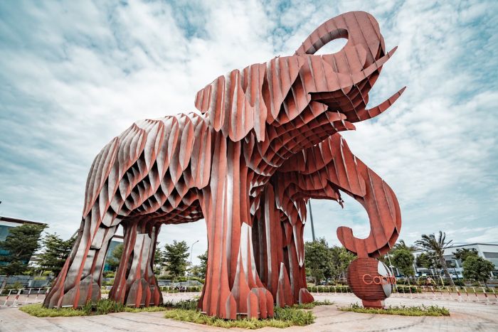 Deux imposantes statues d’éléphants - Symbole de la prospérité des hauts plateaux du centre au Vietnam