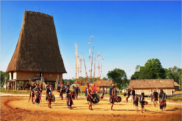 La maison communale traditionnelle à Kon Tum