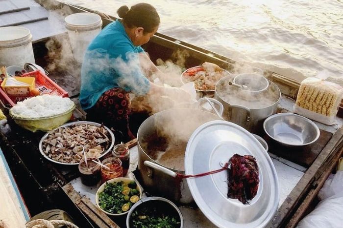 Petit déjeuner avec nouilles au marché flottant de Cai Rang - Can Tho