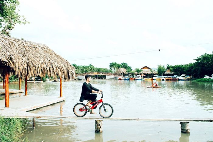 Balade à vélo sur le petit pont en bambou du village de My Khanh