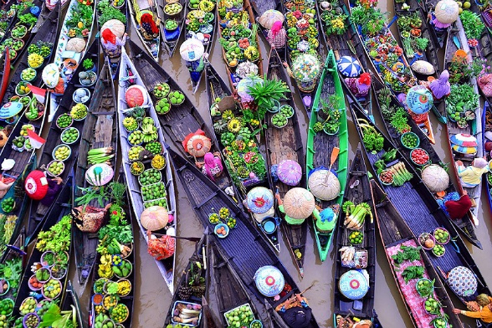 Ambiance animée au marché flottant de Cai Rang