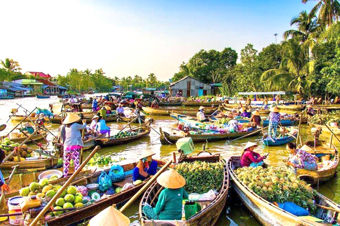 Activités quotidiennes au marché flottant de Cai Rang