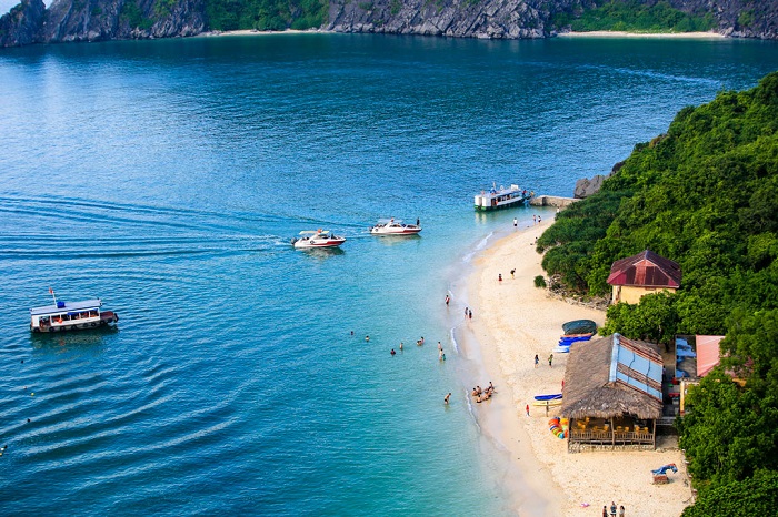 Plage de Ba Trai Dao dans île de Cat Ba