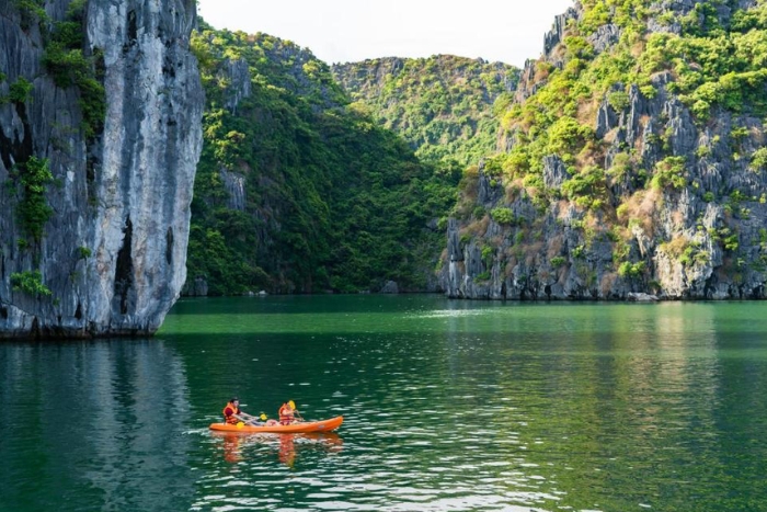 Faire du kayak dans la baie de Lan Ha