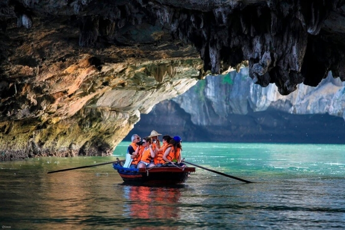 Canot pour explorer la célèbre Grotte Sombre et Lumineuse