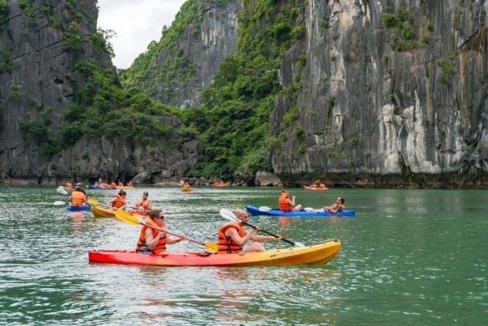 Session de kayak au milieu des formations karstiques