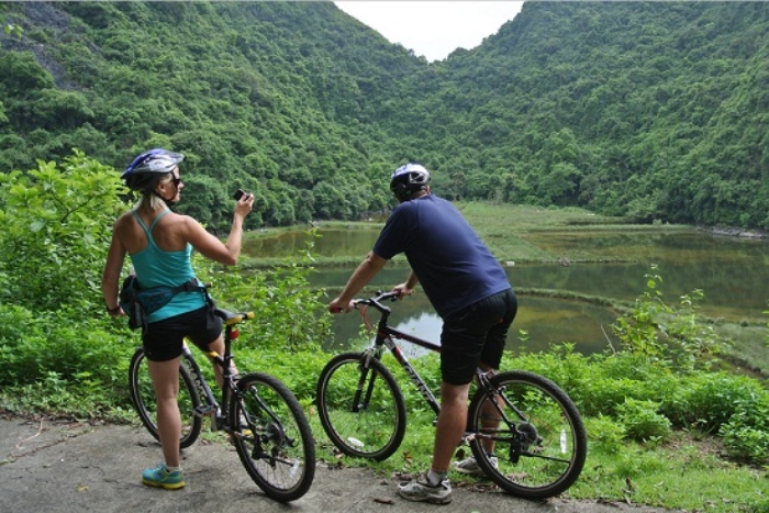 Faire du vélo dans le parc national de Cat Ba