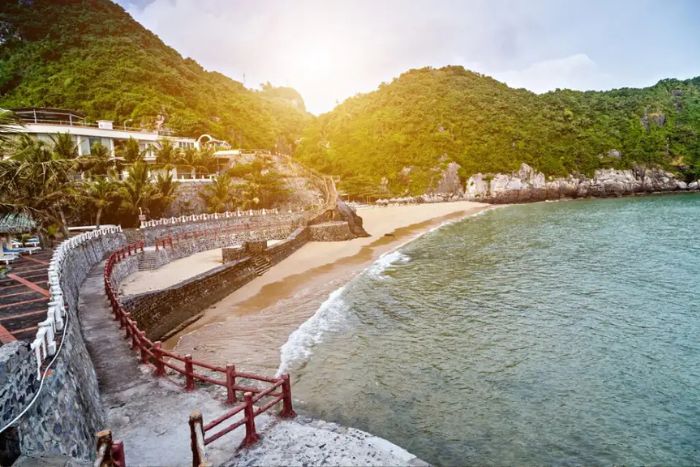 Plage de Cat Ba aux eaux bleues claires