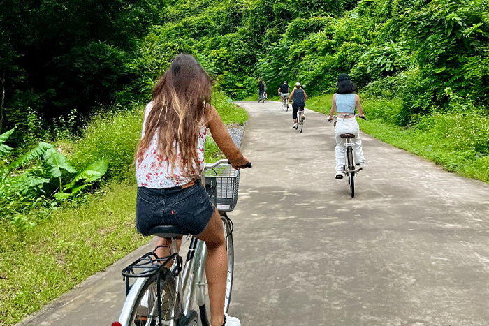 Les clients font du vélo au village de pêche de Viet Hai