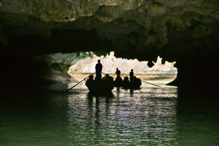 Barque en bambou vers la grotte Sombre et Lumineuse