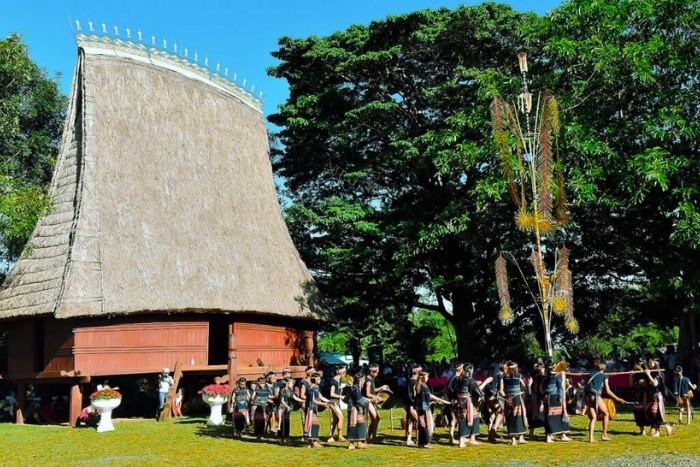 Maison Rông traditionnelle au village Plei Ốp, Pleiku