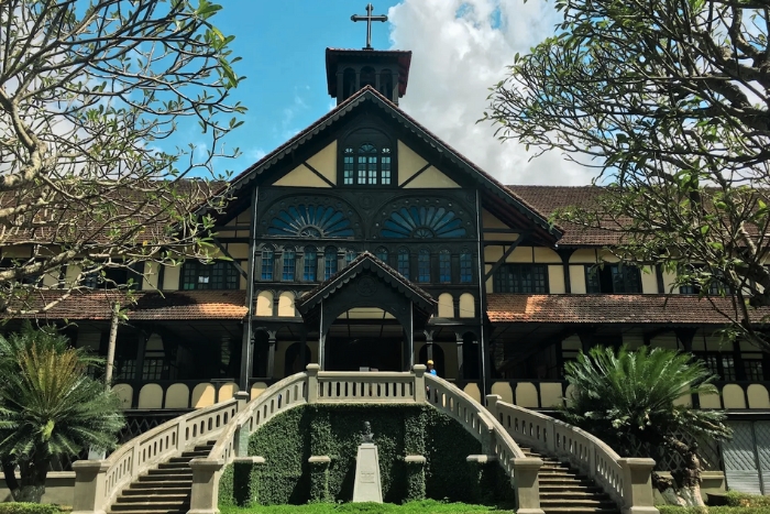 Bâtiment historique au cœur de la verdure, Kon Tum