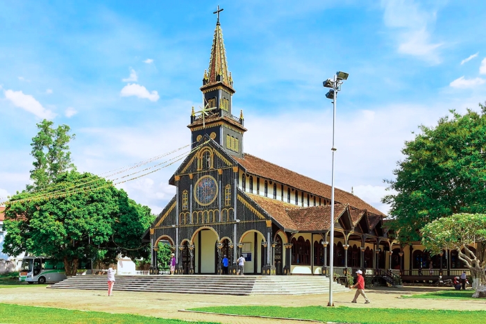 Architecture unique de l’église en bois - une pause idéale dans mon itinéraire Pleiku Kon Tum