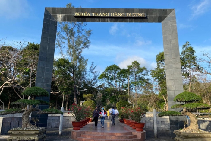 Visiter la tombe de Vo Thi Sau au cimetière de Hang Duong